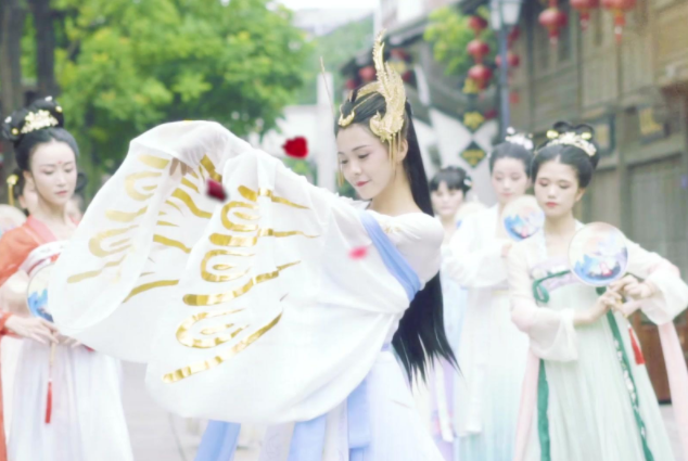 盛装穿针乞巧祈愿姻缘才有金风玉露一相逢便胜却人世无数