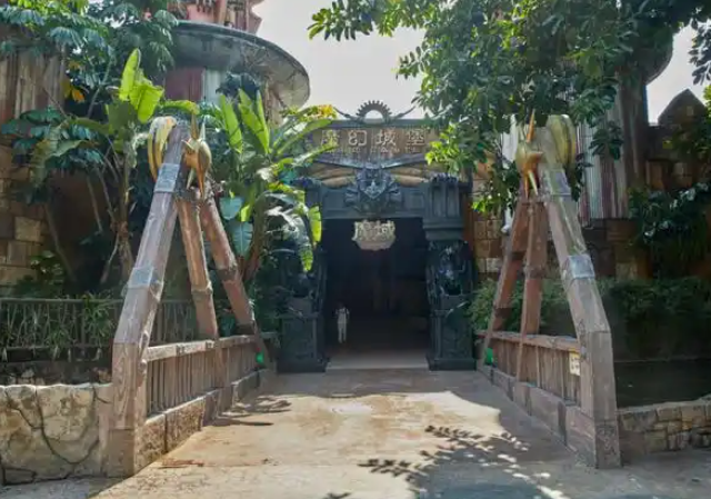 越肩视角一起呈现瞄准光效更能够跟从转向对敌人进行瞄准